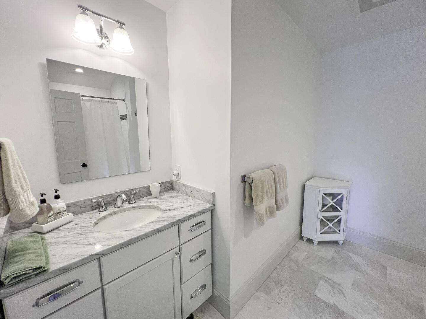 BR5 Queen En Suite with Tub Shower Combo, Second Floor