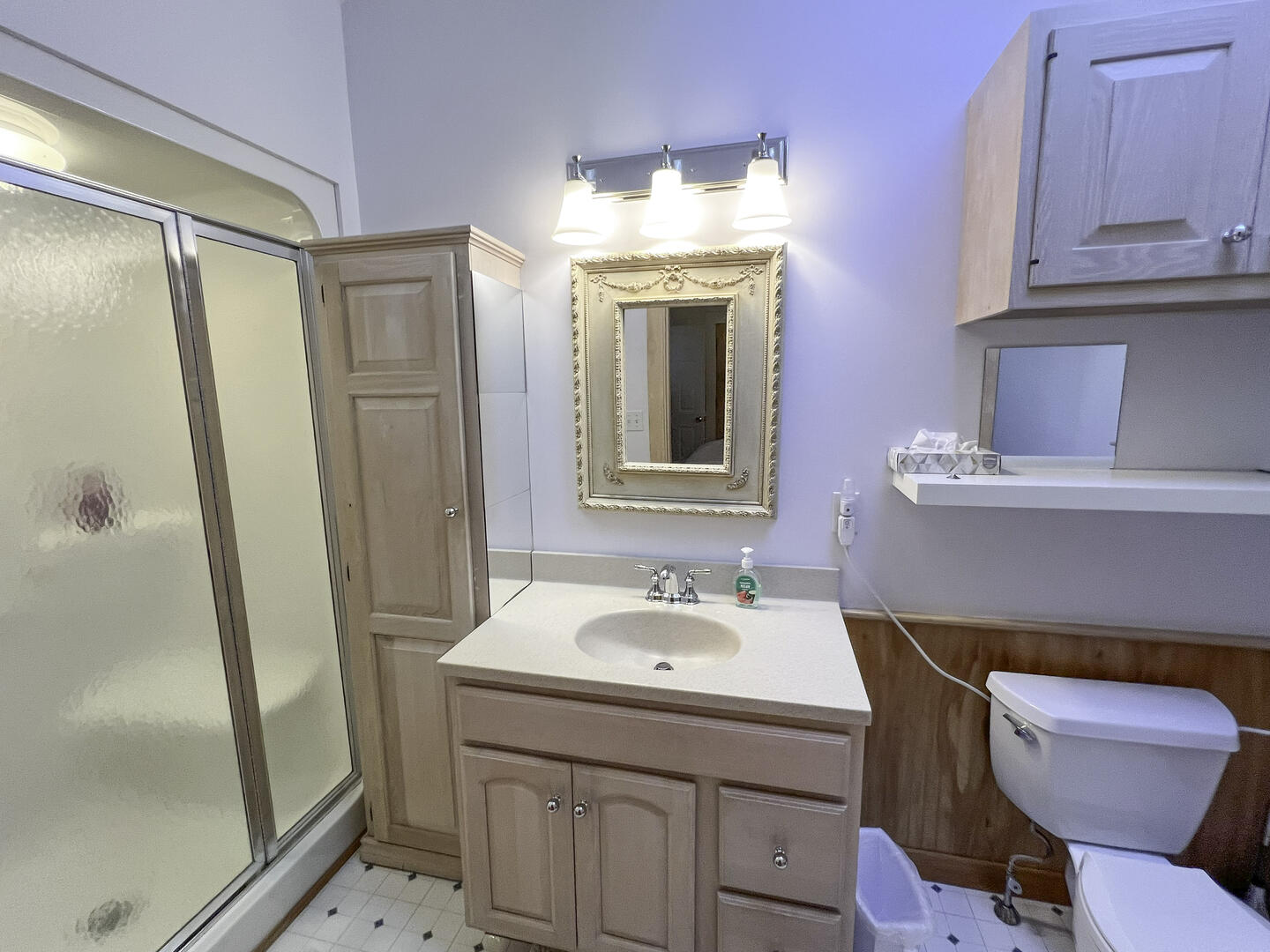 BR1 Queen En Suite with Shower Stall, First Floor