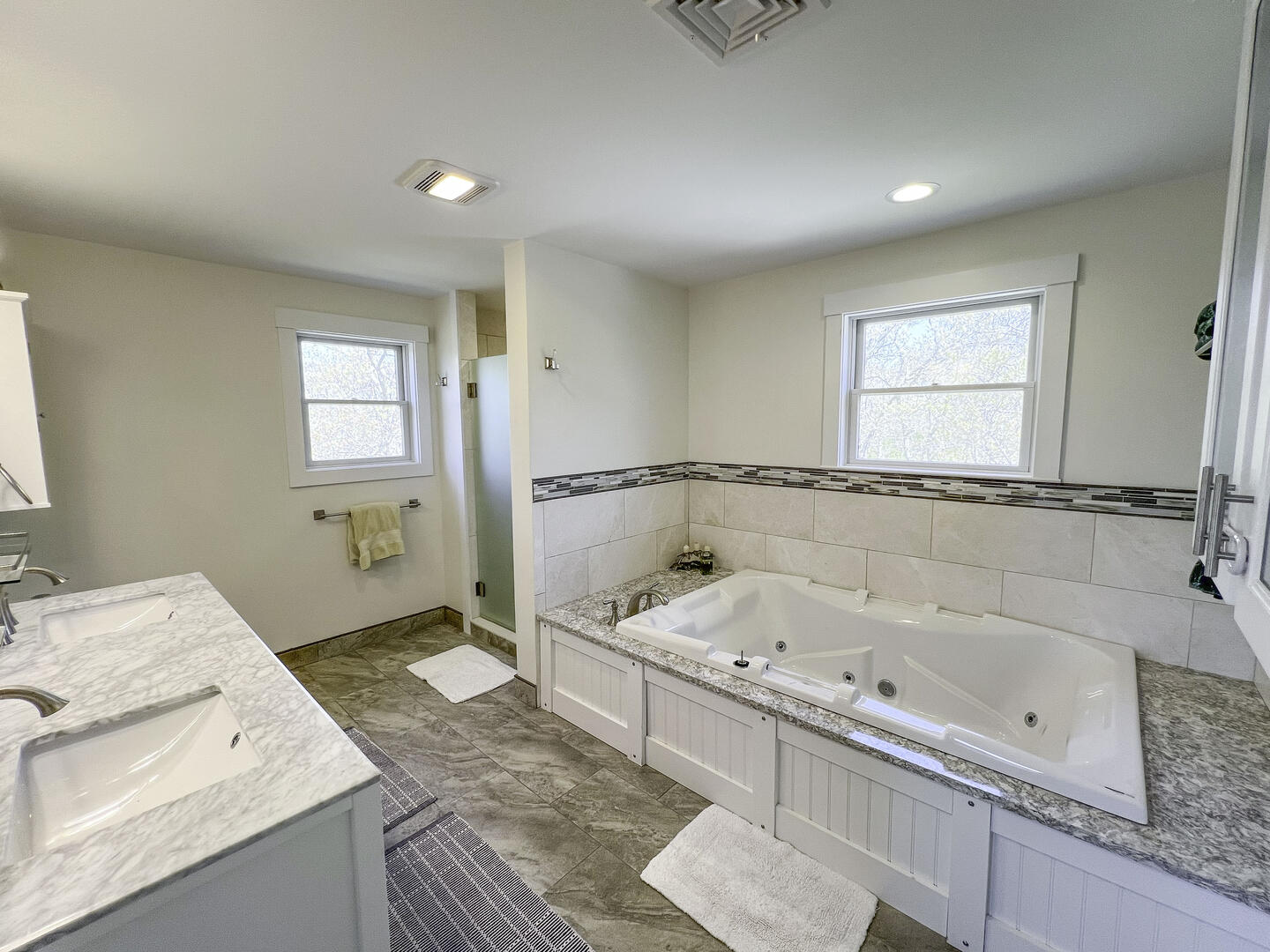 BR1 King En Suite with Tub 