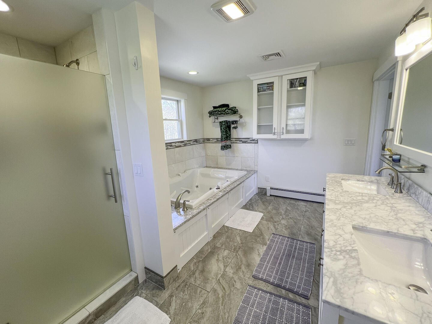 BR1 King En Suite with Tub 