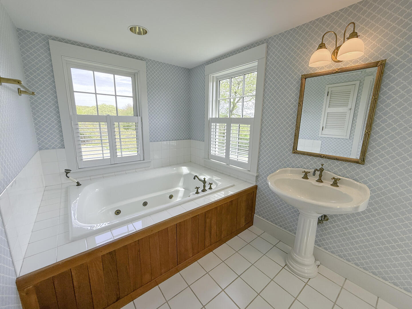 BR2 King En Suite with Shower Stall and Tub, Second Floor