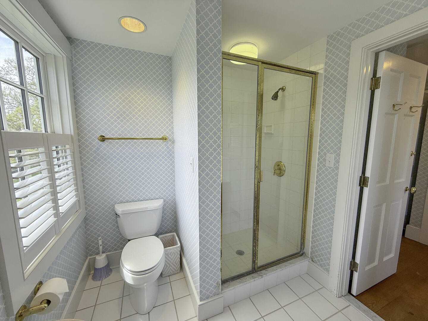 BR2 King En Suite with Shower Stall and Tub, Second Floor