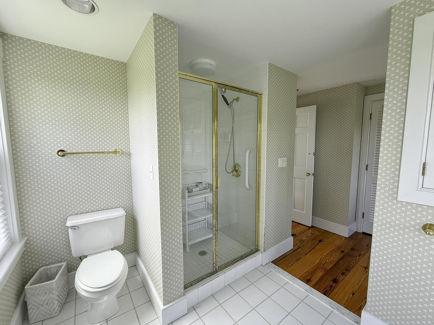 BR1 Queen En Suite with Shower Stall and Tub, First Floor