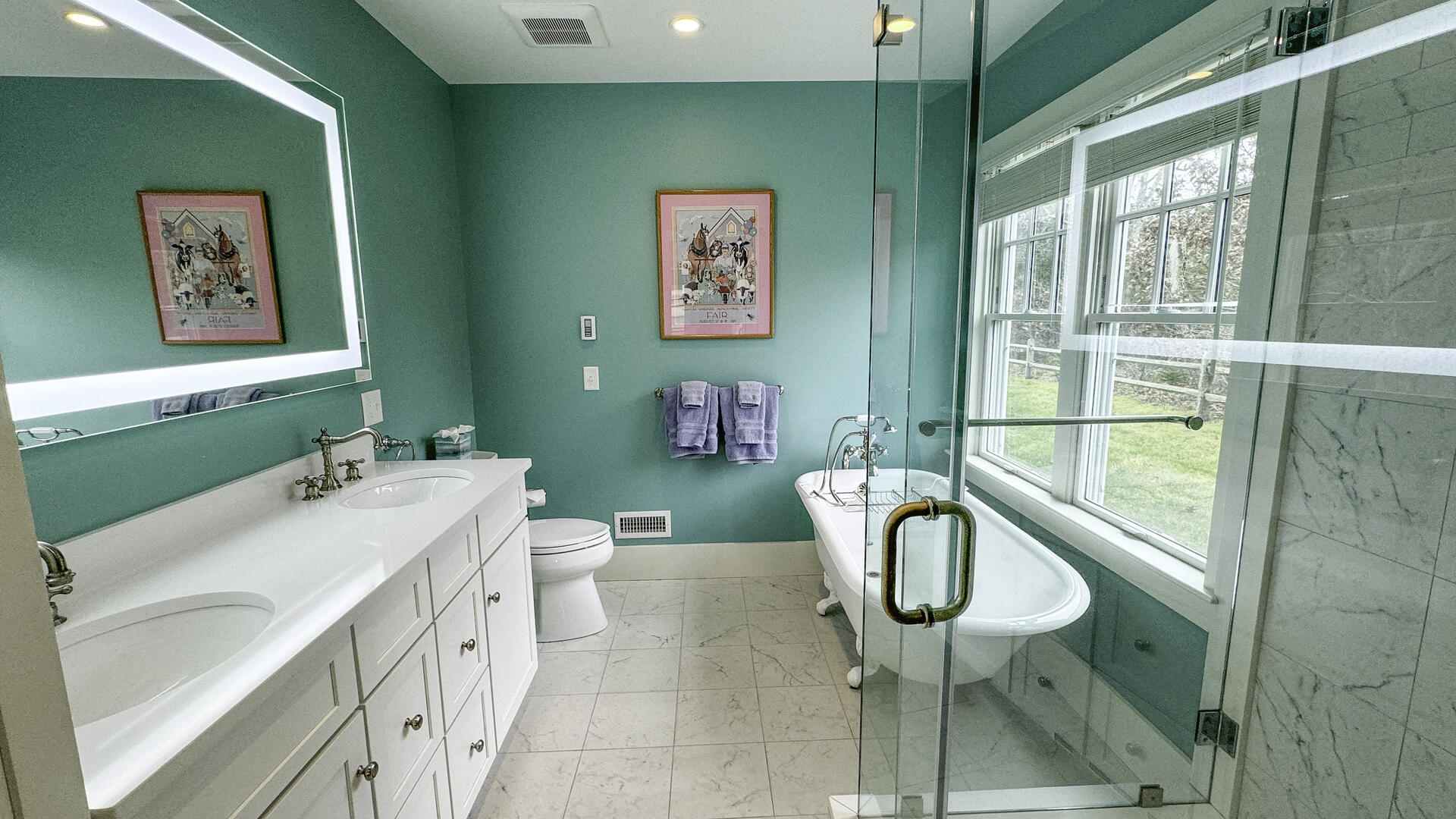 BR1 King En Suite Shower with Separate Tub, First Floor