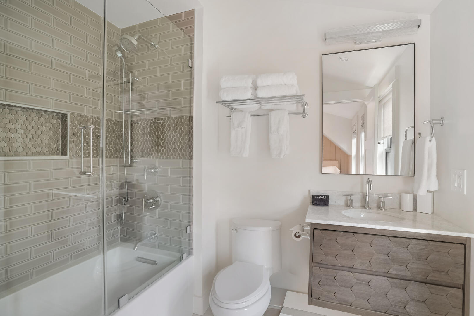 BR4 (2) Queen Beds En Suite with Shower Tub Combo, Second Floor