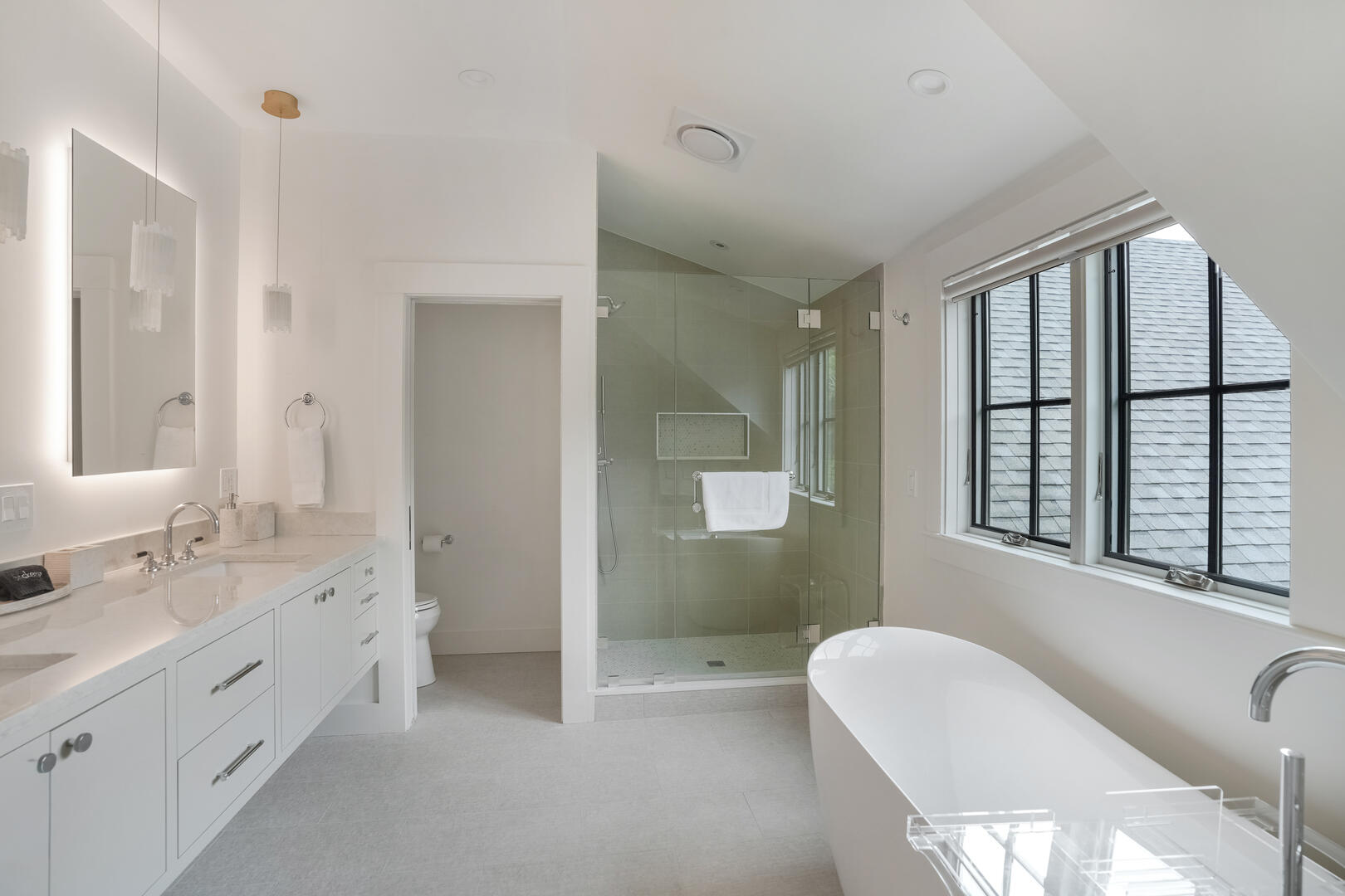 BR2 King En Suite with Shower Stall and Tub, Second Floor