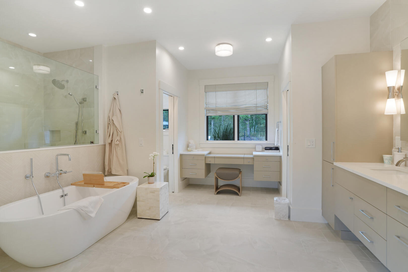 BR1 King En Suite with Shower Stall and Tub, First Floor