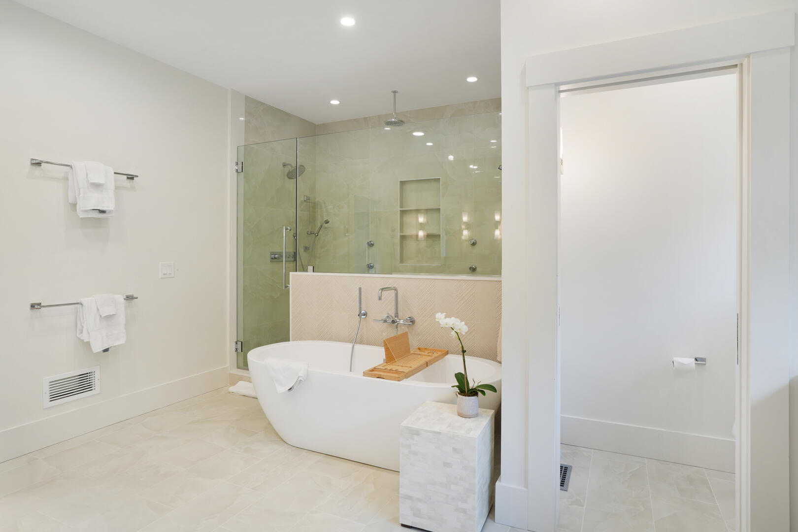 BR1 King En Suite with Shower Stall and Tub, First Floor