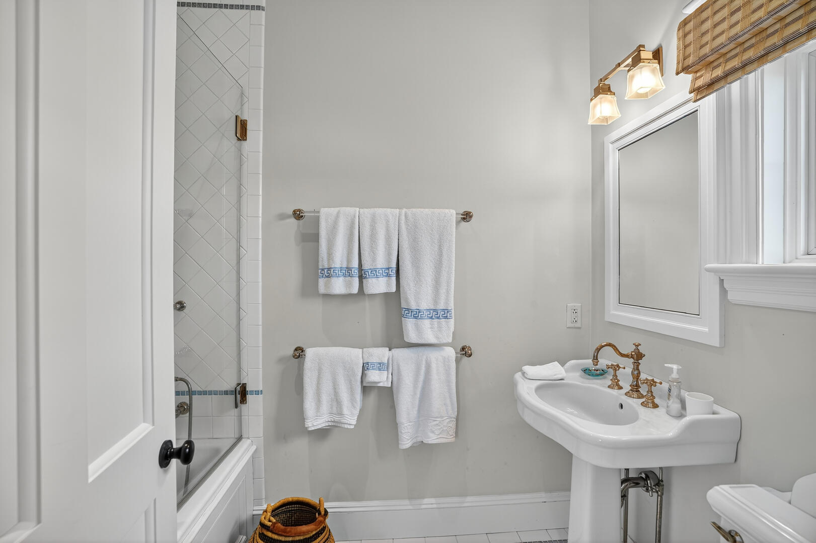 BR1 King En Suite with Shower Tub Combo, First Floor