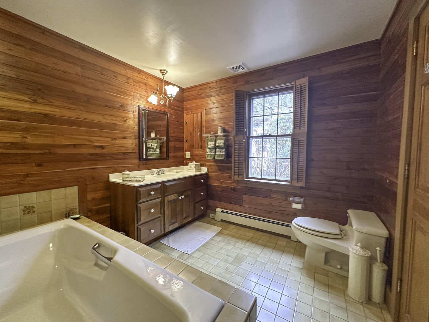 BR1 Queen En Suite with Separate Tub/Shower, First Floor