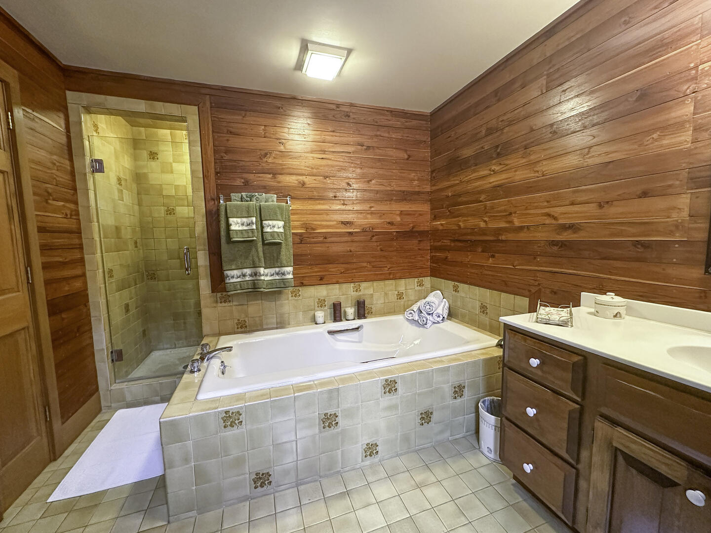 BR1 Queen En Suite with Separate Tub/Shower, First Floor