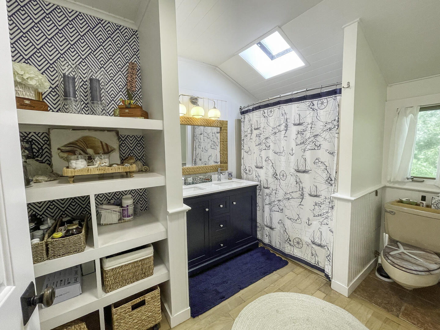 BR1 En Suite, Shower Tub Combo, Second Floor