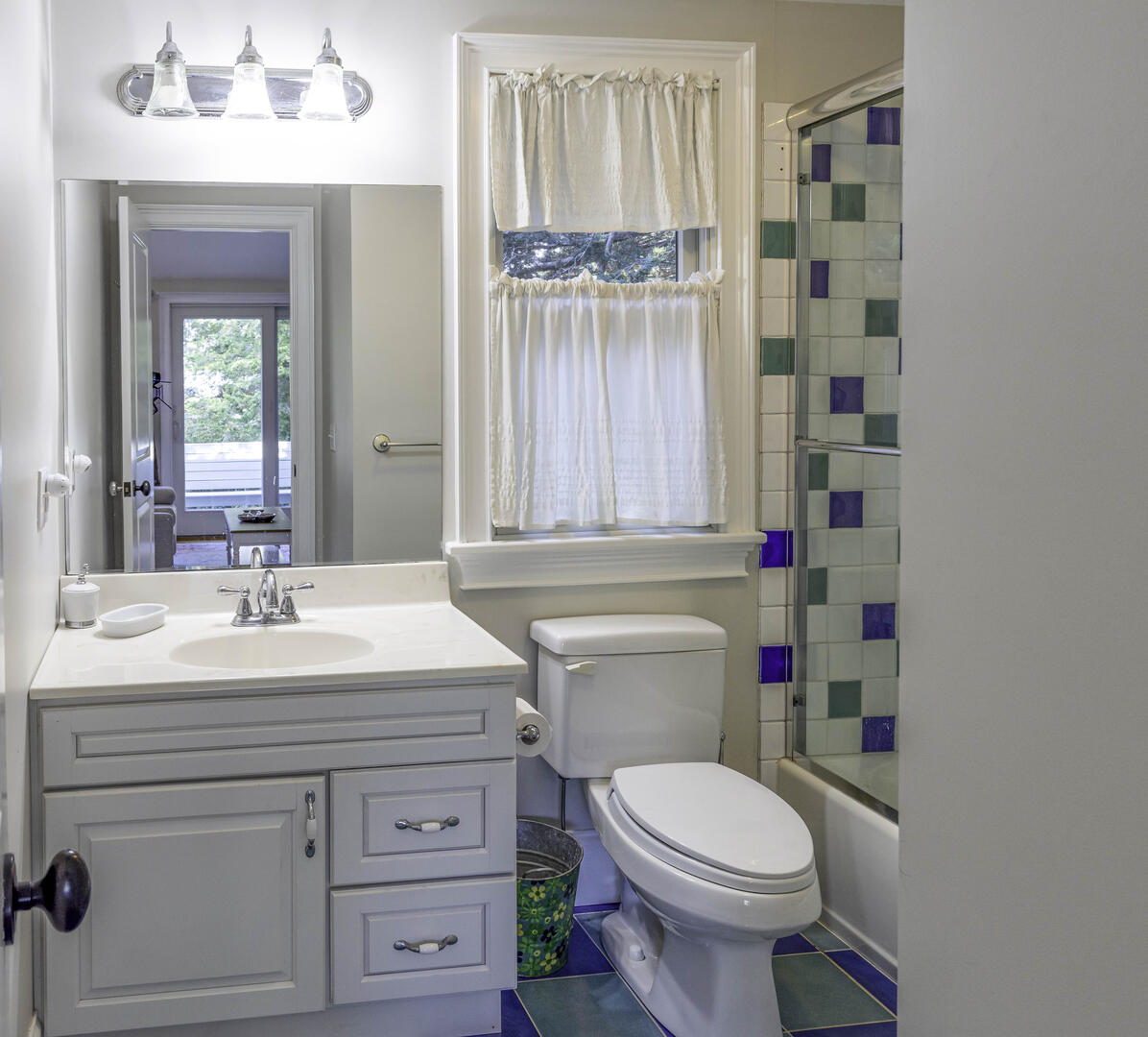 BR5 King En Suite with Tub Shower Combo, Guest House