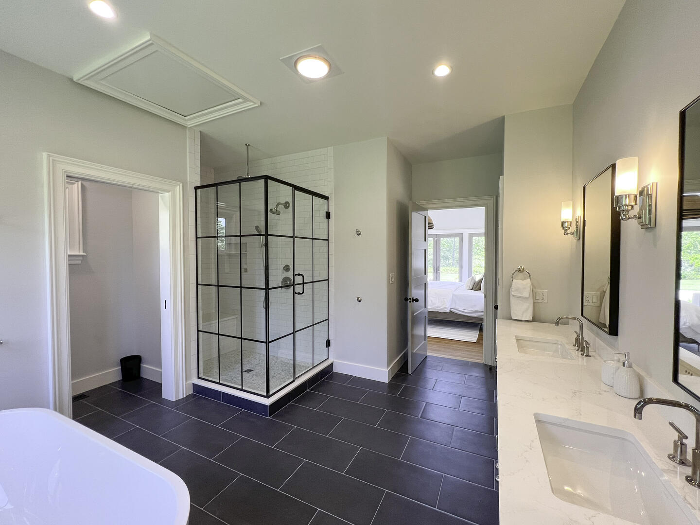 BR1 King En Suite with Soaking Tub 