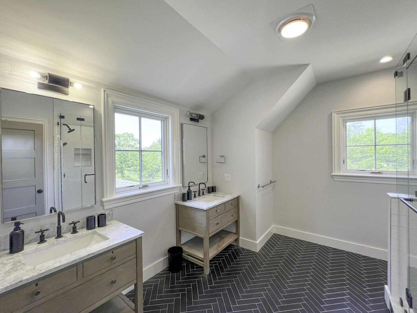 BR5 (2) Twin Beds En Suite with Shower Stall, Second Floor