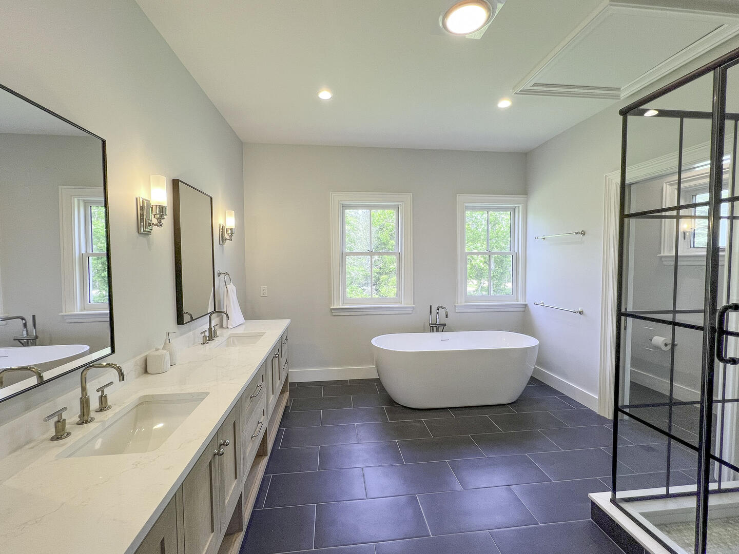 BR1 King En Suite with Soaking Tub and Shower Stall