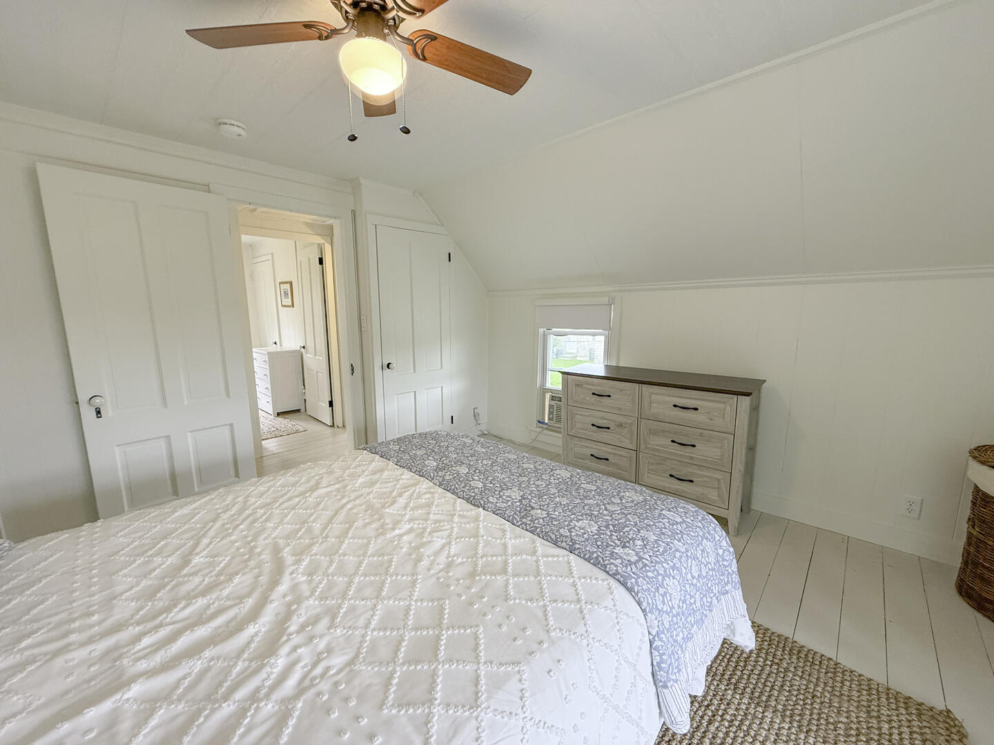 BR2 Queen, Second Floor