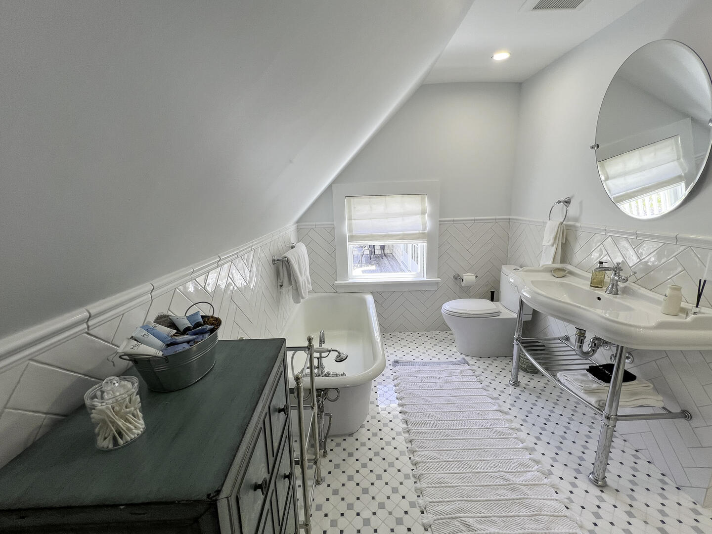 BR2 Queen En Suite with Separate Tub Shower, Second Floor