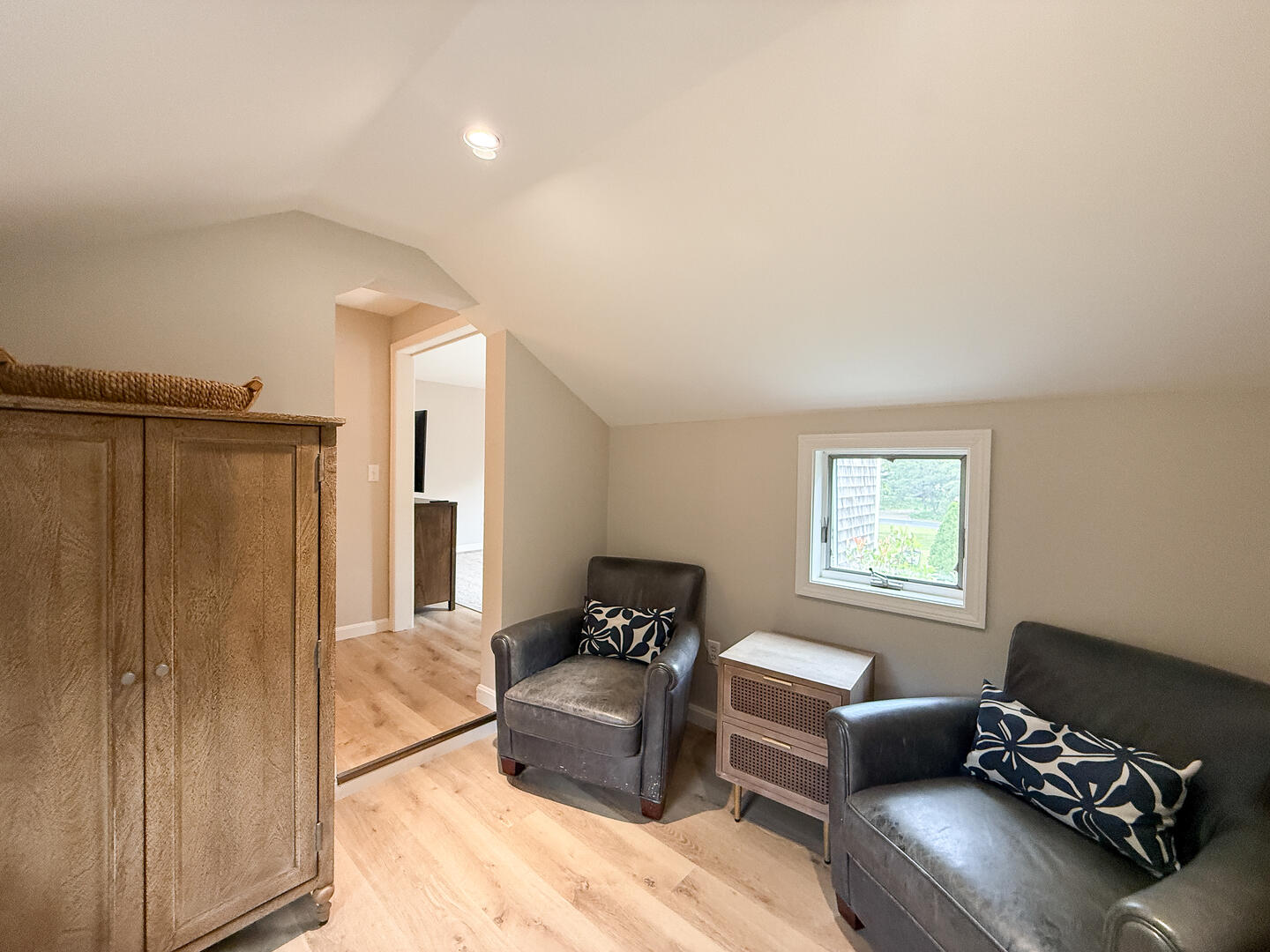 BR1 King En Suite with Sitting Area, Second Floor