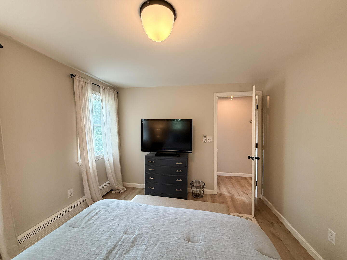 BR2 Queen, Second Floor