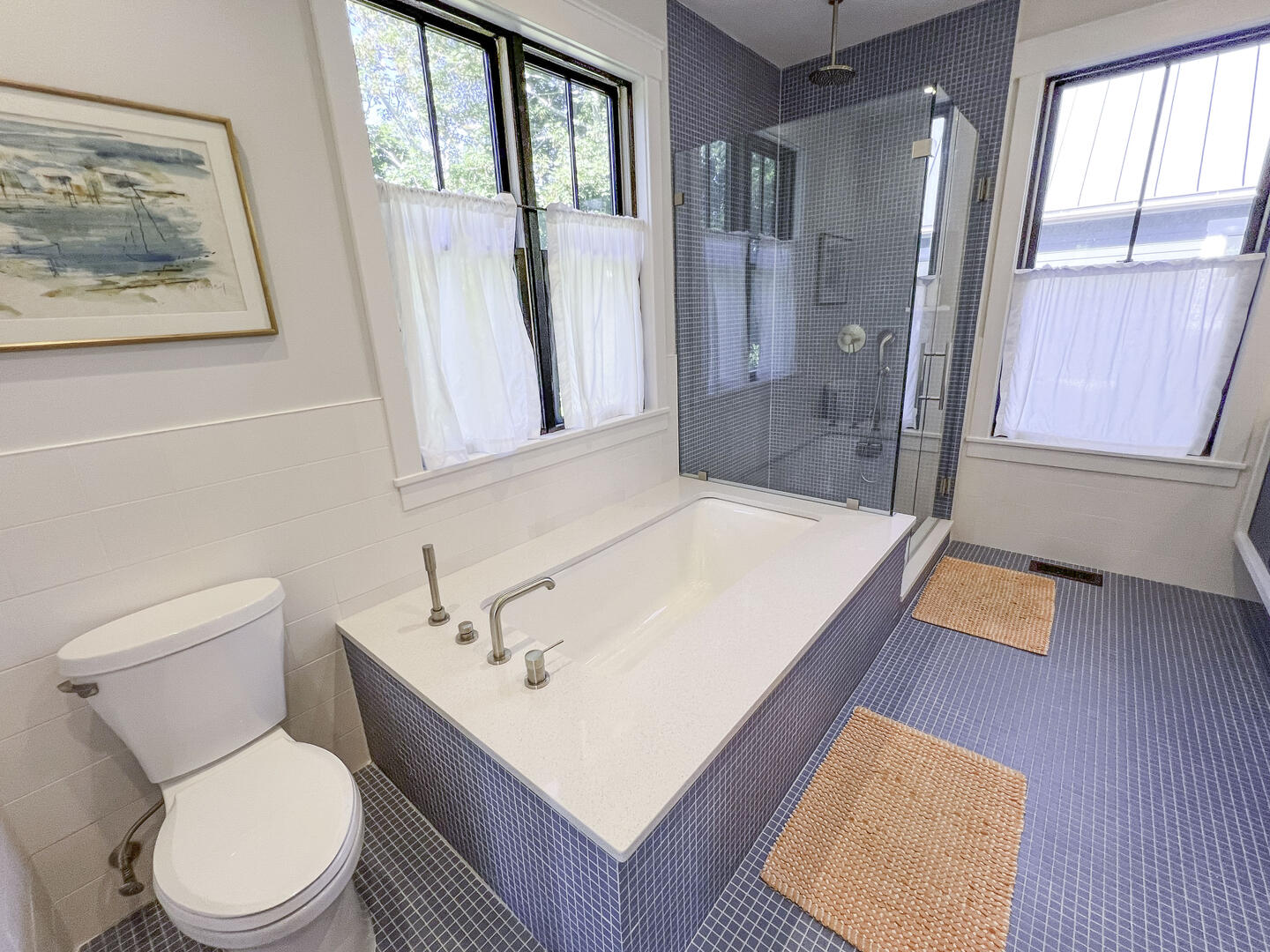BR1 Queen En Suite with Shower Stall 