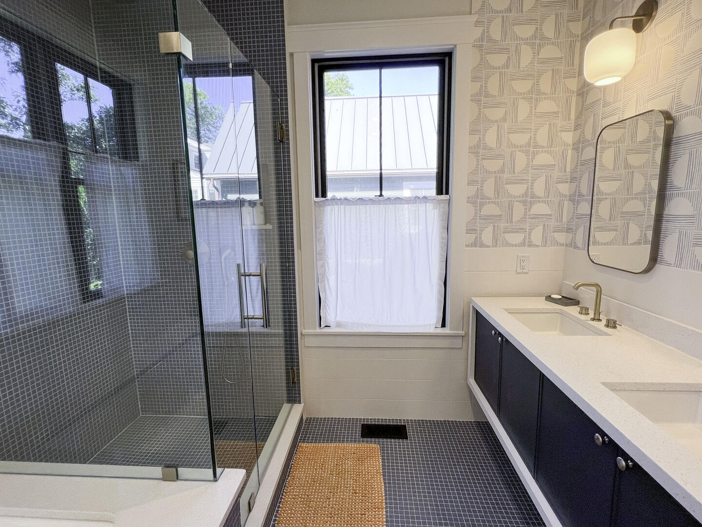 BR1 Queen En Suite with Shower Stall 