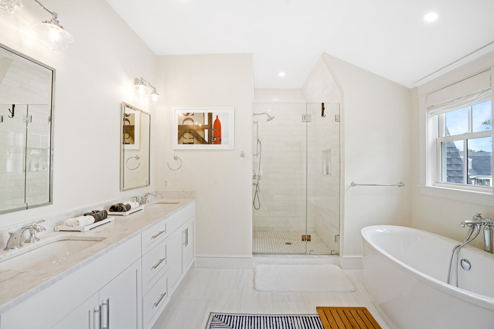 BR2 King En Suite with Shower Stall and Soaking Tub, Second Floor