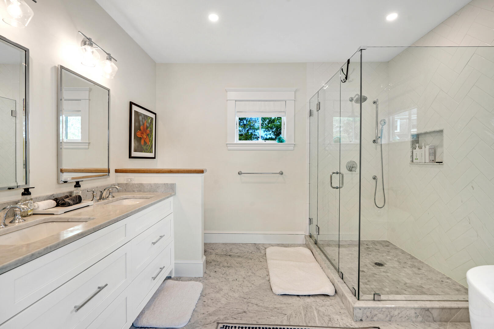 BR1 King En Suite with Shower Stall and Soaking Tub, First Floor