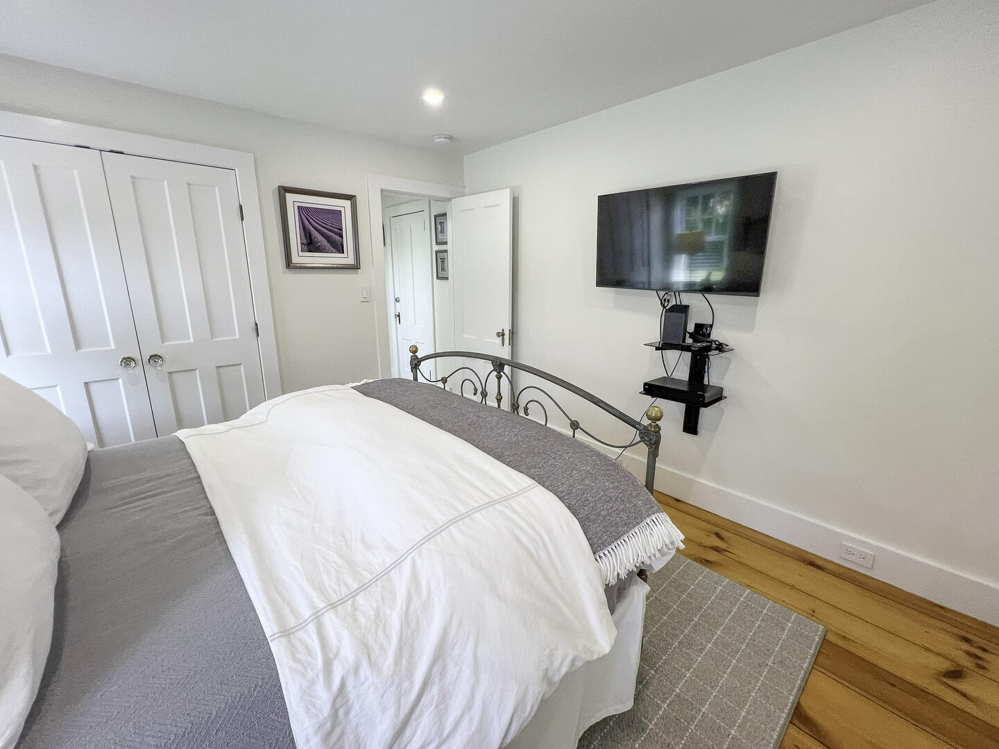 BR1 Queen En Suite with Shower Stall, First Floor