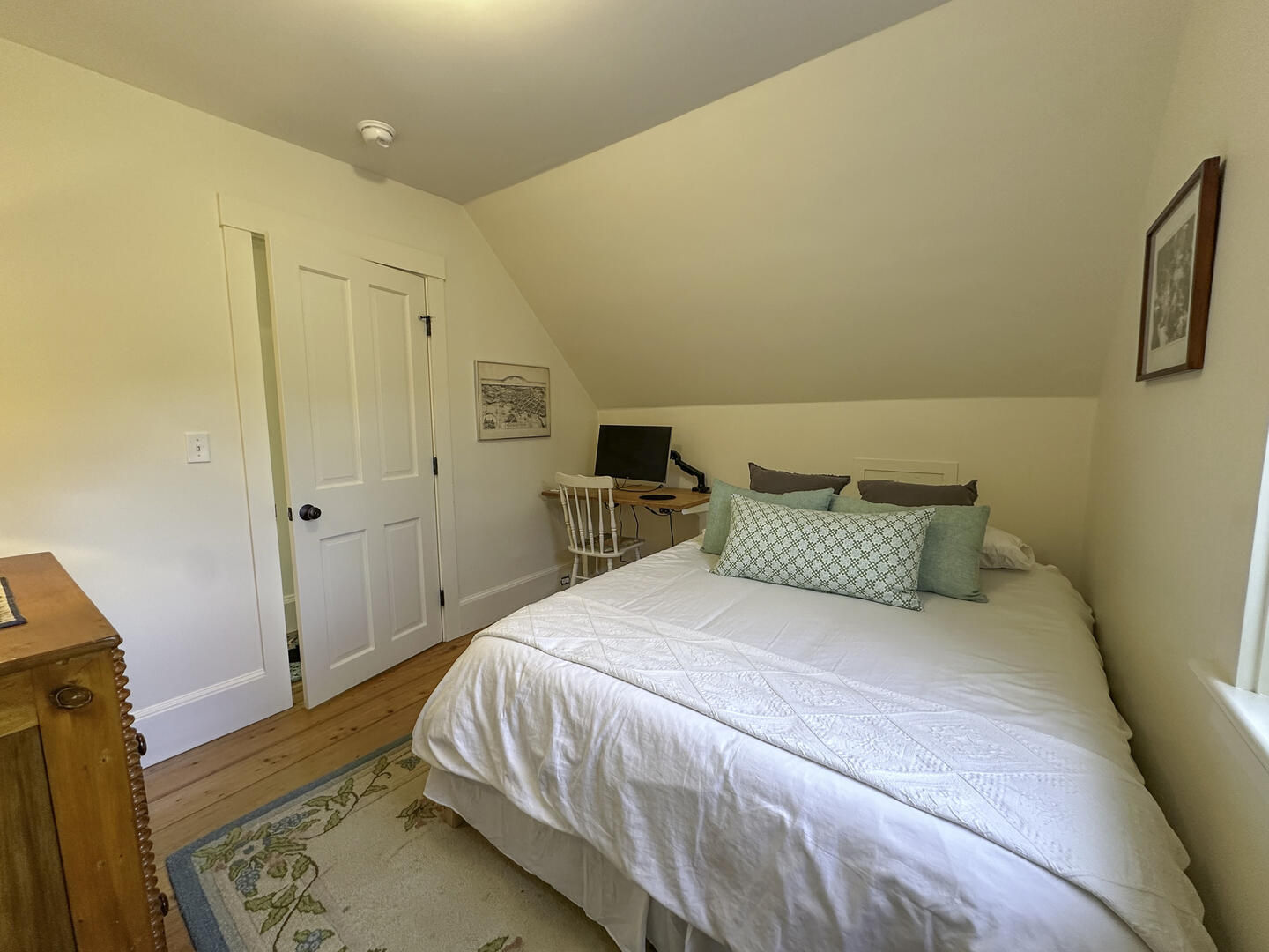 BR2 Queen, Second Floor