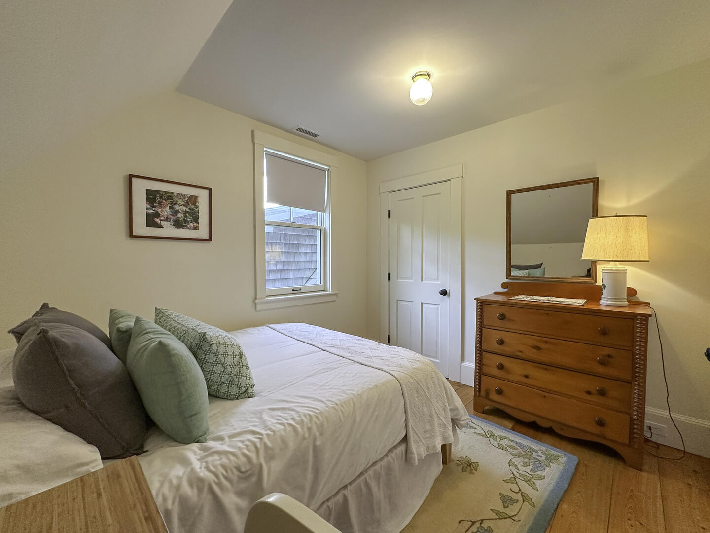 BR2 Queen, Second Floor