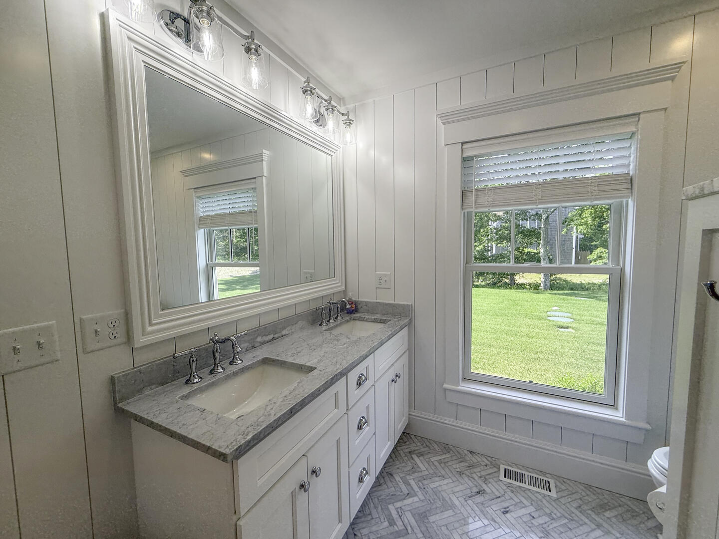 BR1 King En Suite with Shower Stall, First Floor