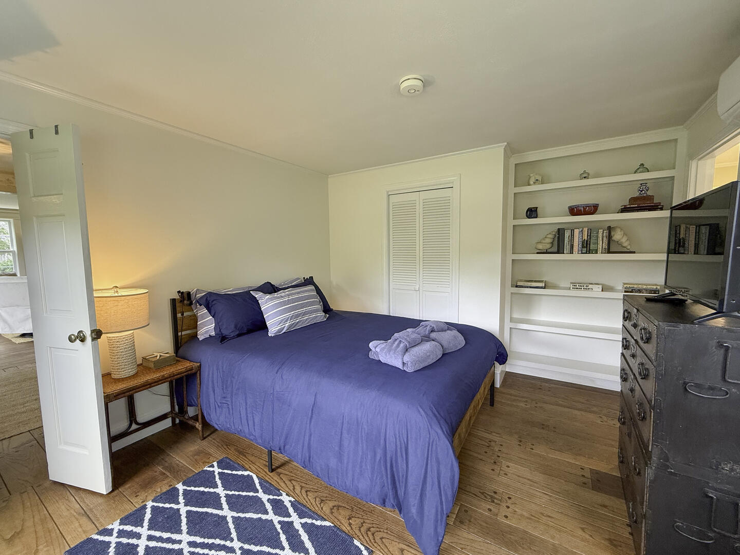 BR1 Queen with Adjoining Hall Bath, First Floor