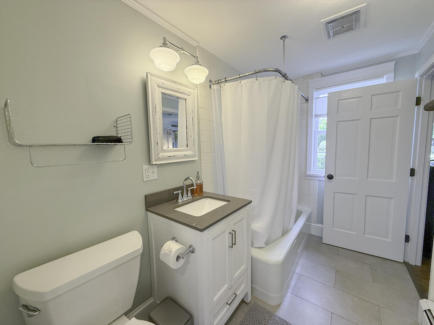 BR1/Hall Bath with Tub Shower Combo, First Floor