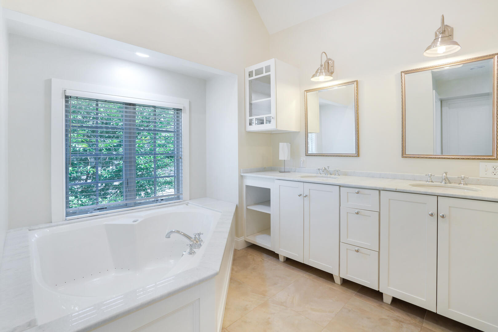 BR1 King En Suite with Shower Stall and Tub, Second Floor