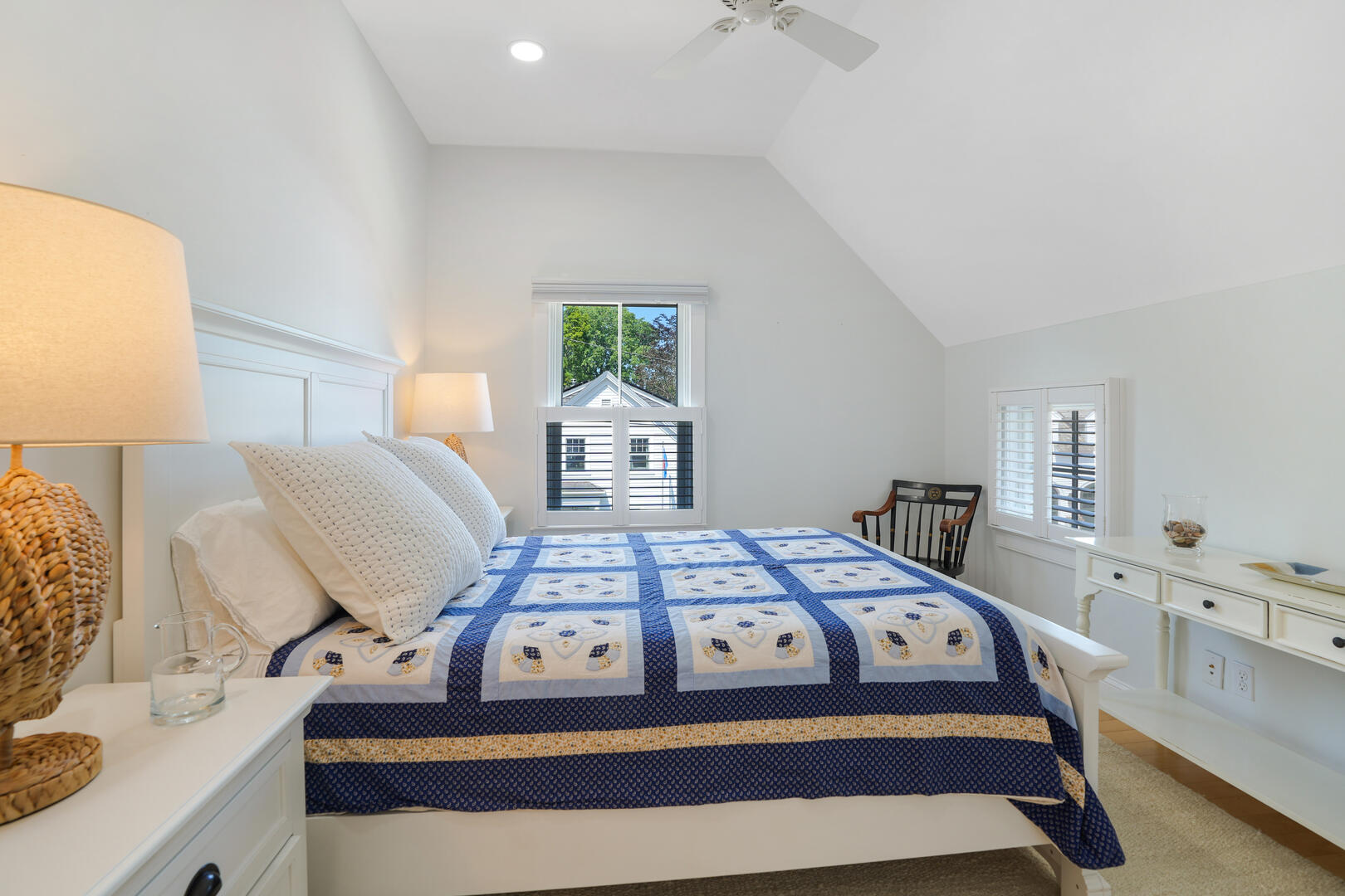 BR2 Queen, Second Floor