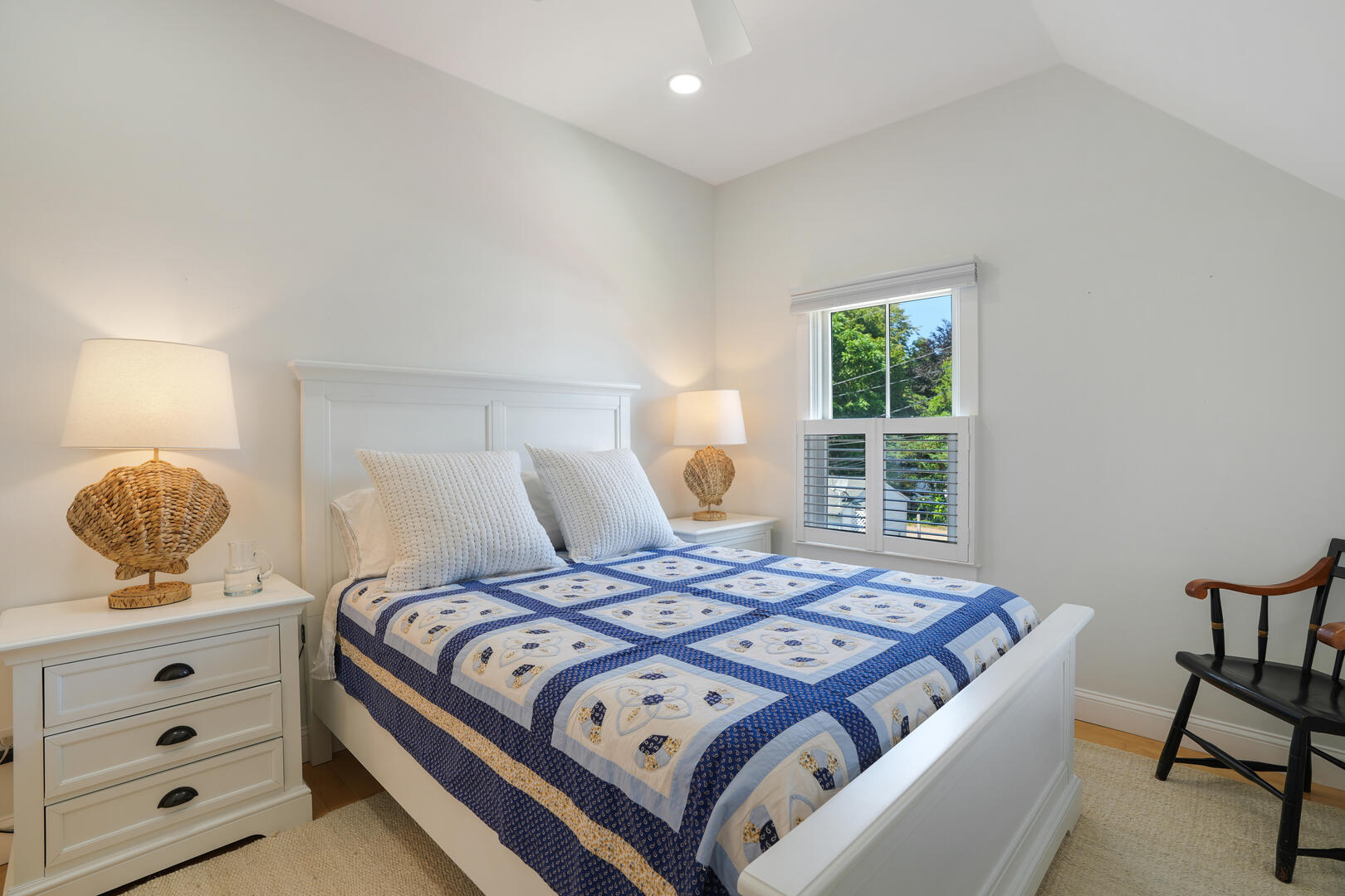 BR2 Queen, Second Floor