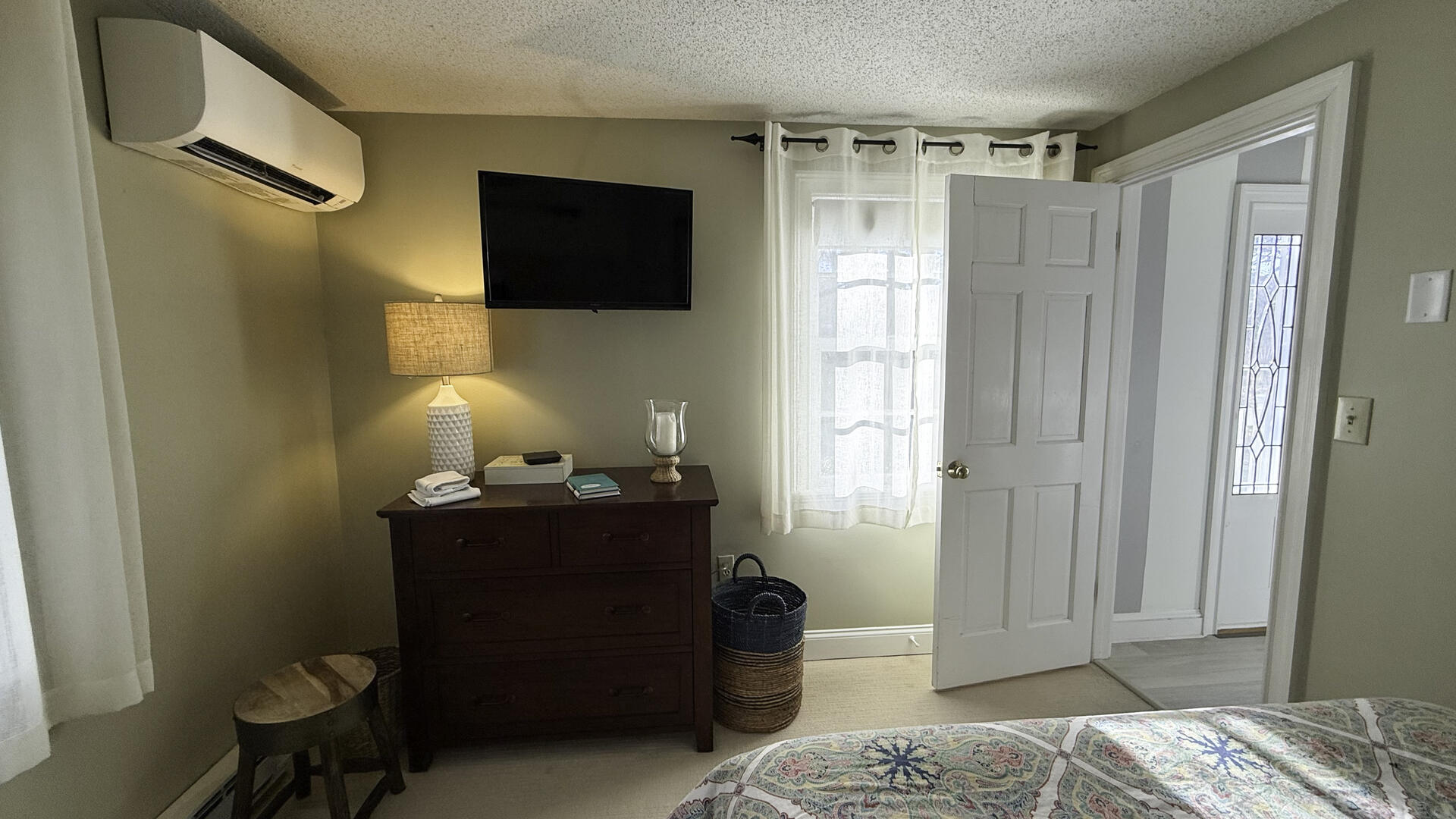 BR3 Queen, First Floor