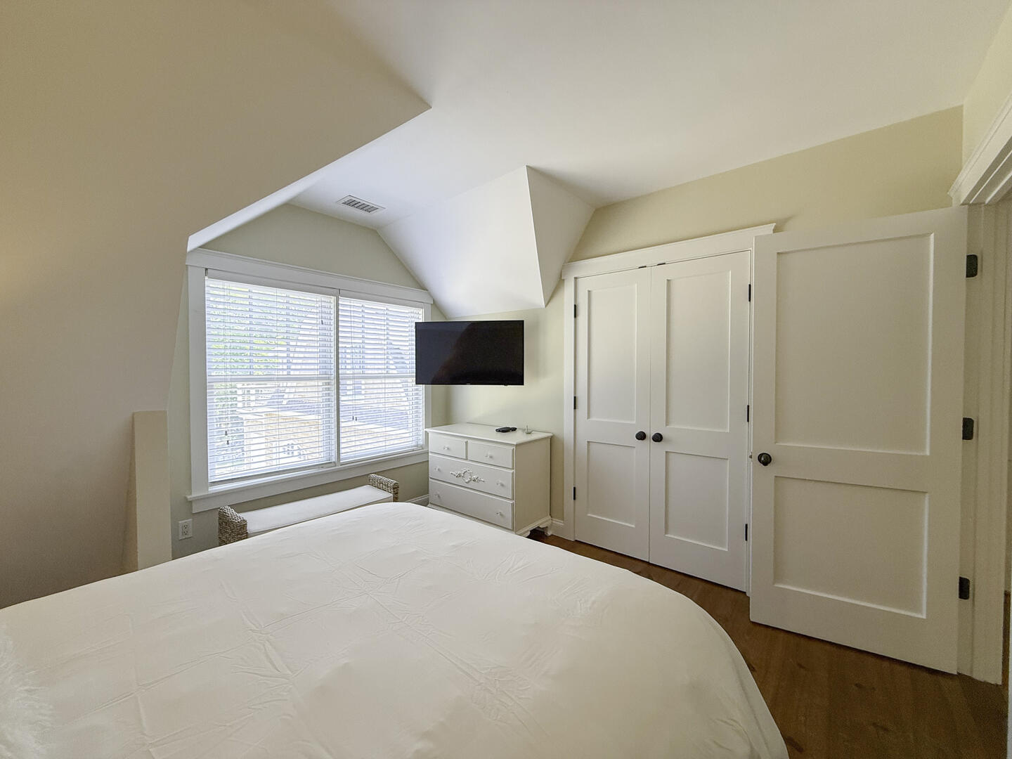 BR3 Queen, Second Floor