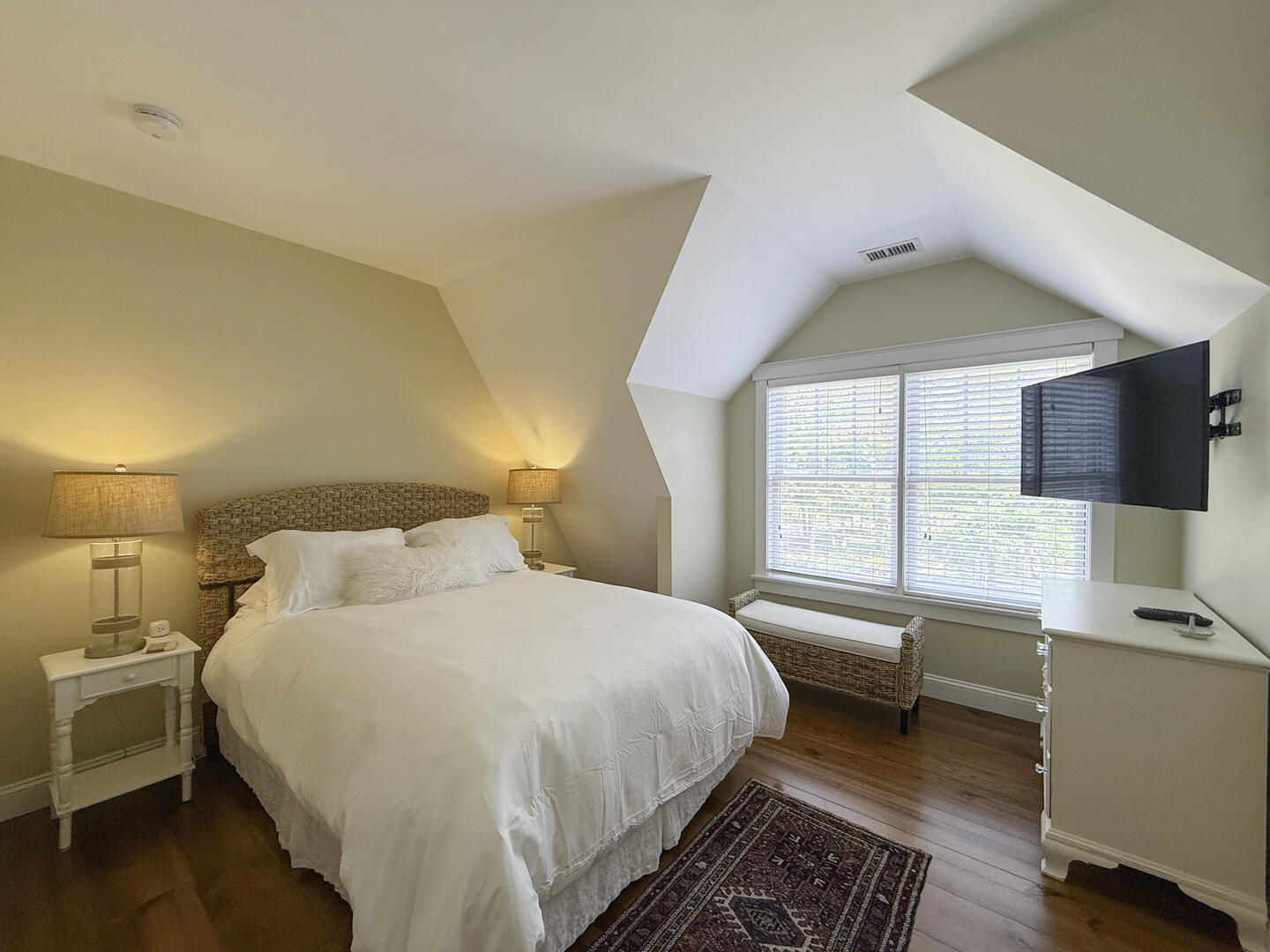 BR3 Queen, Second Floor