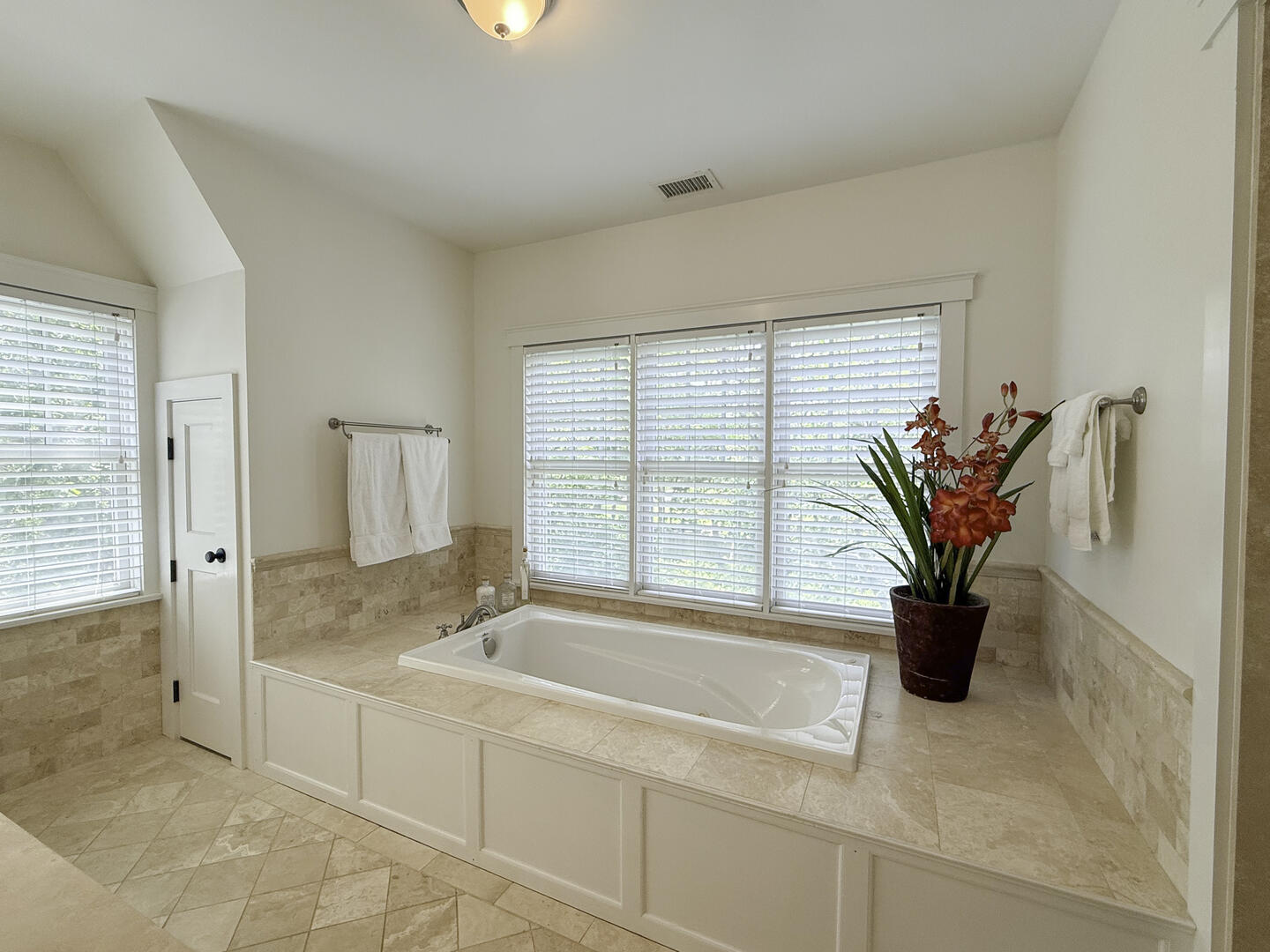 BR1 King En Suite with Shower Stall and Tub, Second Floor