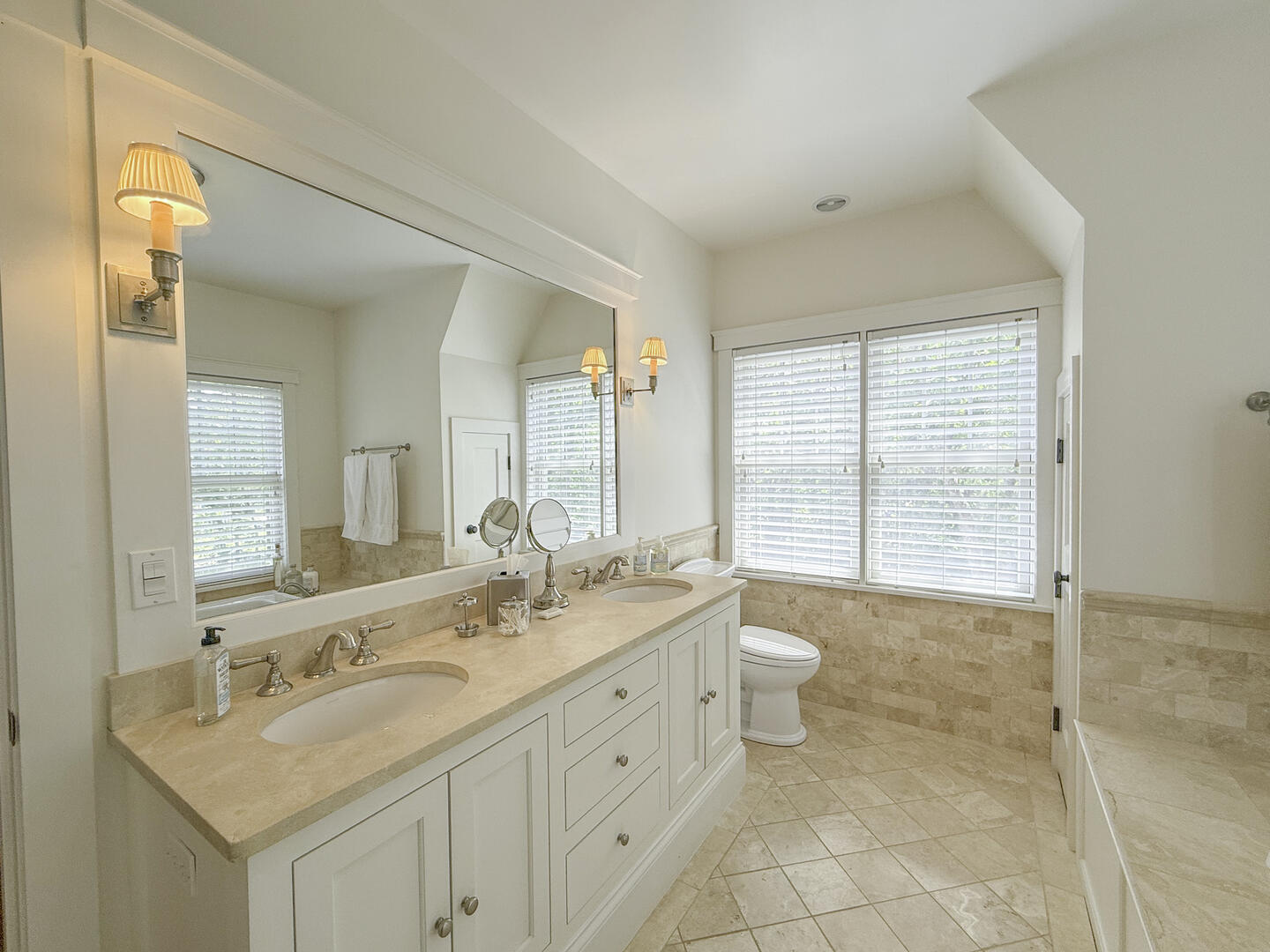 BR1 King En Suite with Shower Stall and Tub, Second Floor