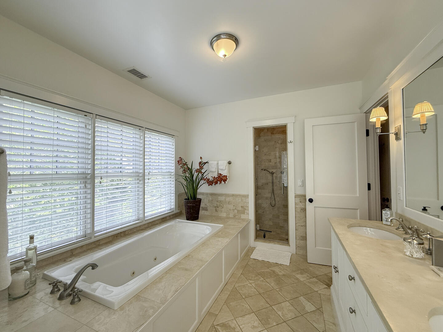 BR1 King En Suite with Shower Stall and Tub, Second Floor