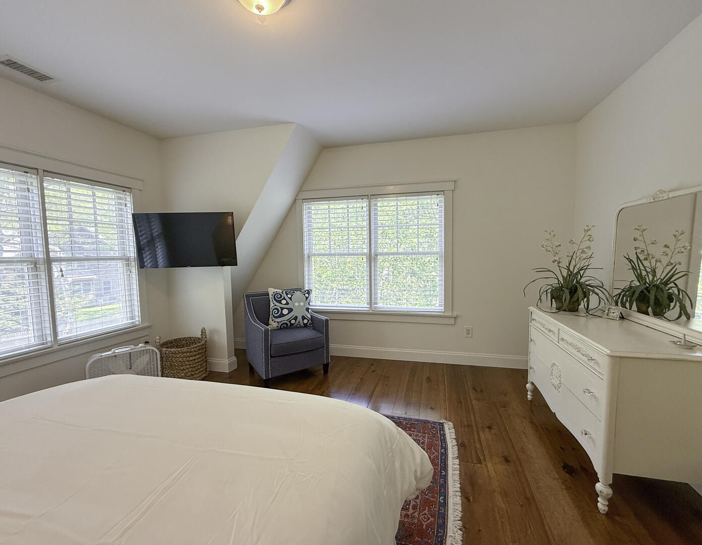 BR2 Queen, Second Floor