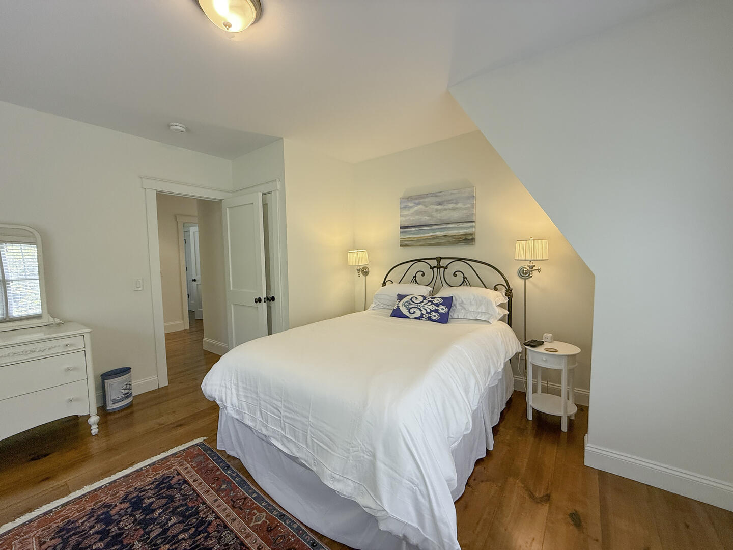 BR2 Queen, Second Floor