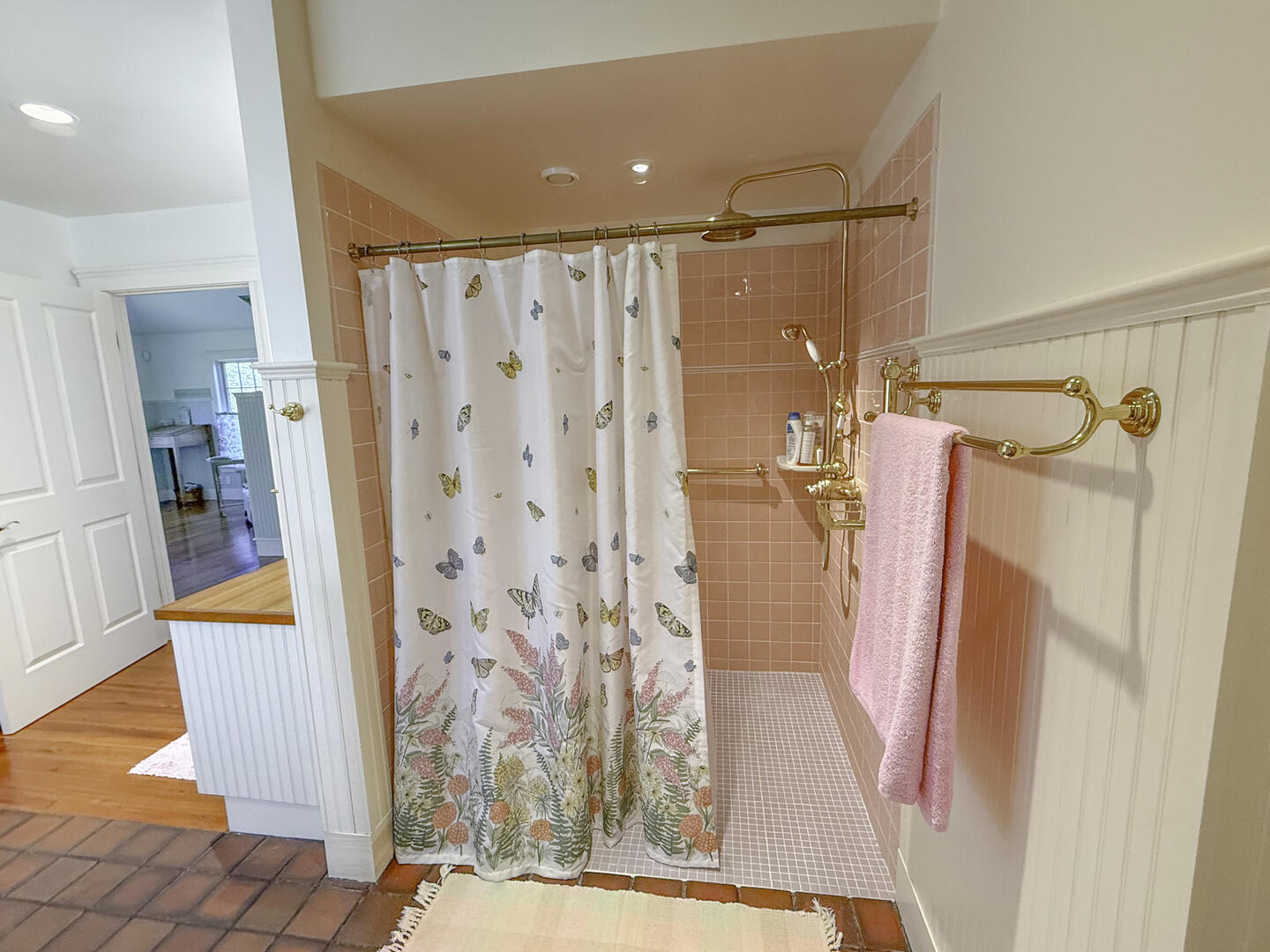 BR1 Queen En Suite with Shower Stall and Tub, First Floor