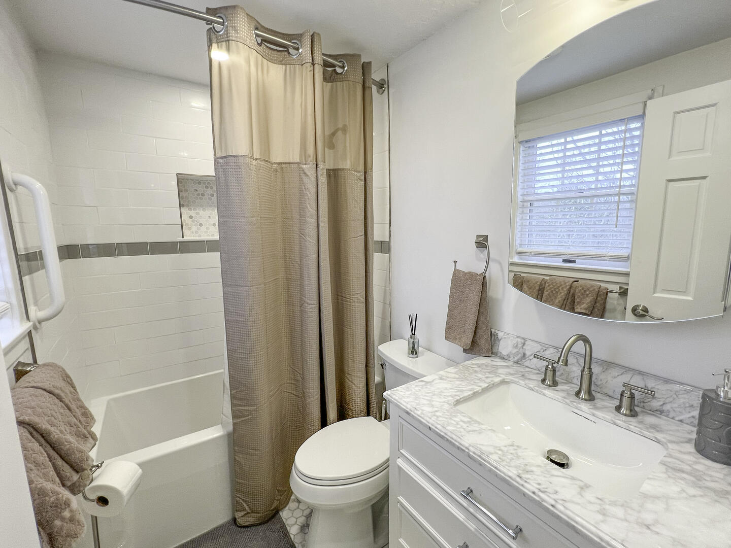 BR3 Queen & (2) Twin Beds En Suite with Tub/Shower, Second Floor