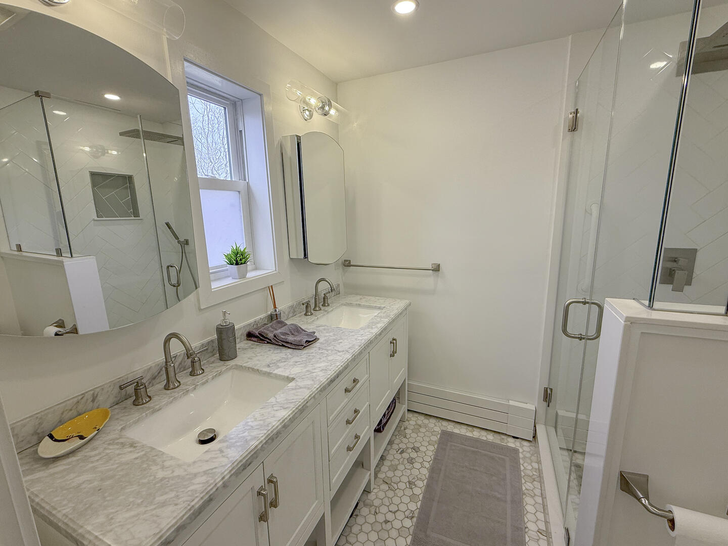 BR1 King En Suite with Shower Stall, First Floor