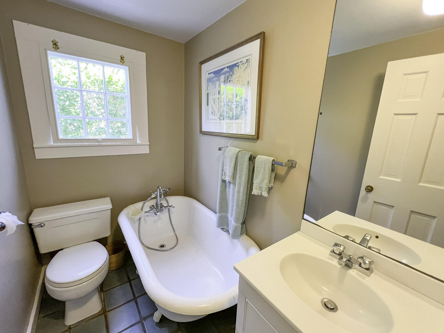  BR1 Queen En Suite with Tub Only, First Floor 