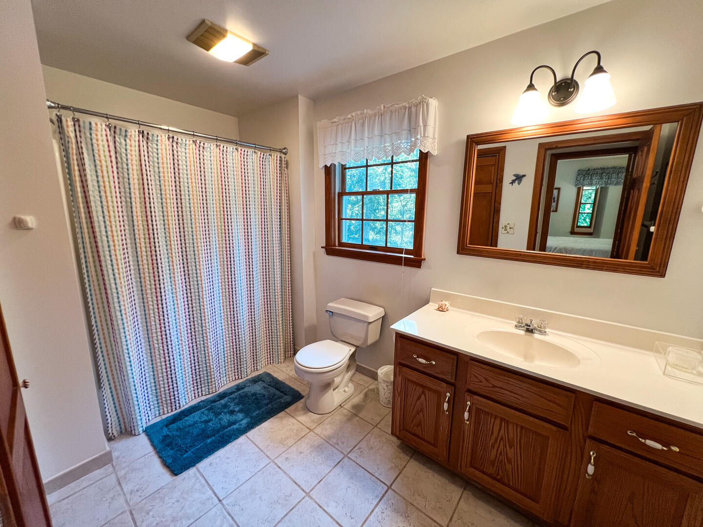 BR1 Queen En Suite Shower Tub Combo, Main Level